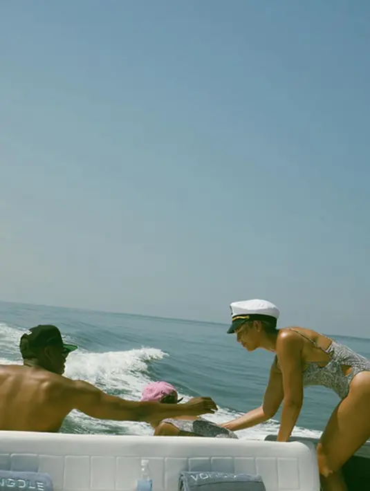 Keluarga kecil bahagia Beyonce bersama suami, Jay Z, dan si kecil Blue Ivy Carter menghabiskan waktu bersama kapal. (via instagram/@beyonce)