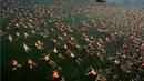  Para perenang beraksi dalam lomba renang tahunan melintasi Danau Zurich sepanjang 1500 meter di Zurich, Swiss, (24/8/2016). (Reuters/Arnd Wiegmann)