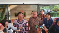 Anggota Bidang Komunikasi Partai Gerindra Andre Rosiade (batik cokelat) mendatangi Kantor Staf Presiden, Rabu (14/8/2019). (Liputan6.com/ Lizsa Egeham)