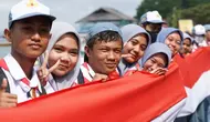 Ribuan siswa dan guru SMA Kota Kendari membentangkan kain merah putih sepanjang 17 kilometer dalam memperingati HUT ke-78 RI, namun aksi ini memicu kekesalan siswa SMA.