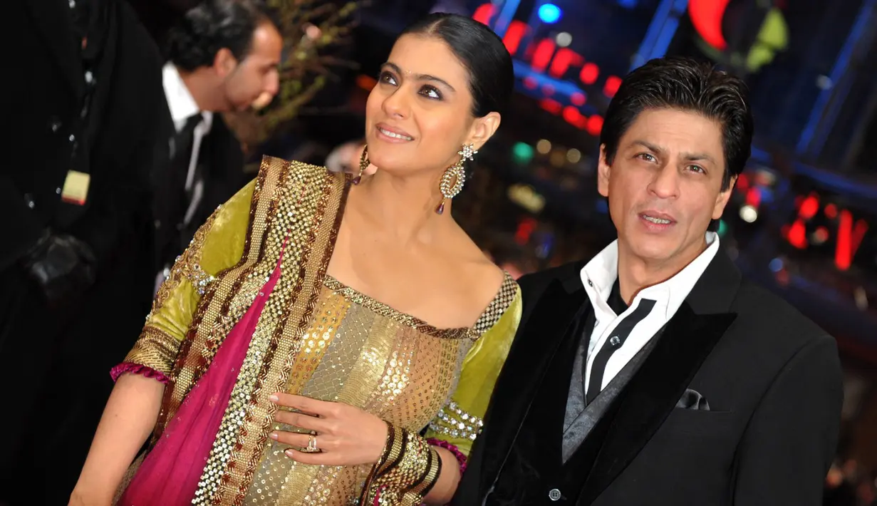 Terlihat Shahrukh Khan berjalan bersama Kajol keluar dari bandara menuju tempat parkir mobil, Shahrukh Khan ingin memastikan keselamatan sang sahabatnya Kajol, perhatian Shahrukh Khan dibalas dengan sebuah pelukan mesra dari Kajol. (Bintang/EPA)