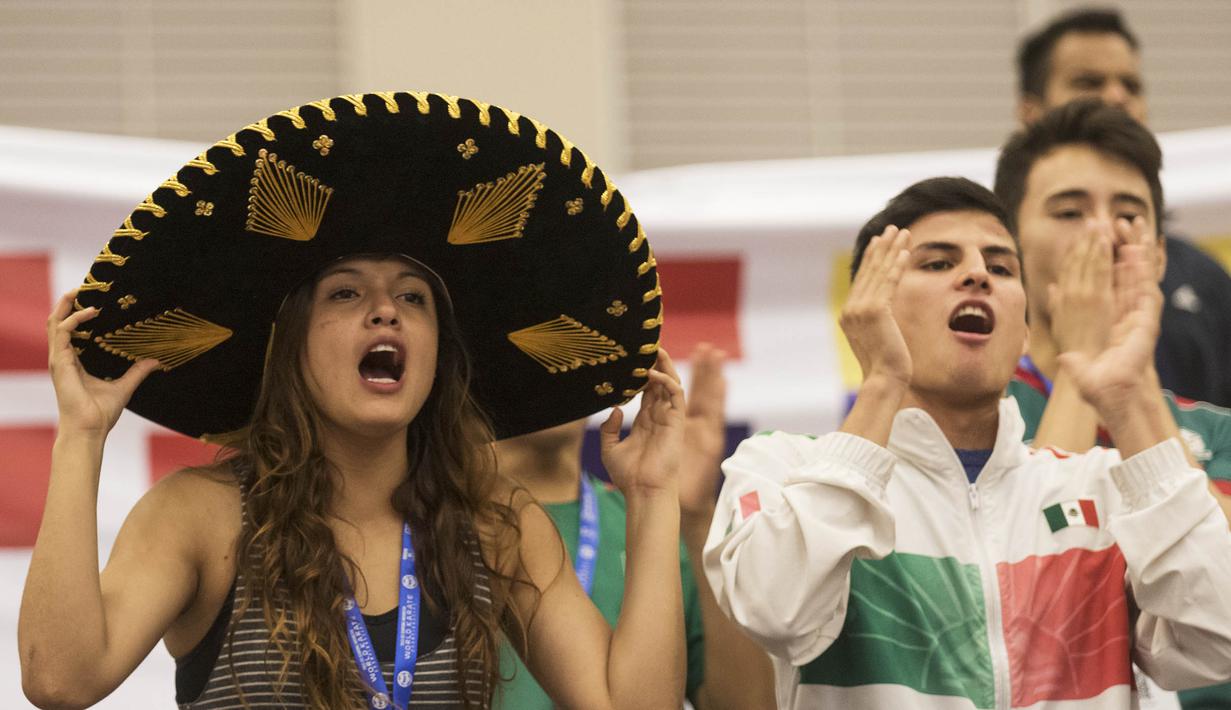 Pendukung tim Mexico menggunakan topi sambrero saat menyaksikan laga Kejuaraan Dunia Karate Junior, Cadet, dan U-21 2015. (Bola.com/Vitalis Yogi Trisna)