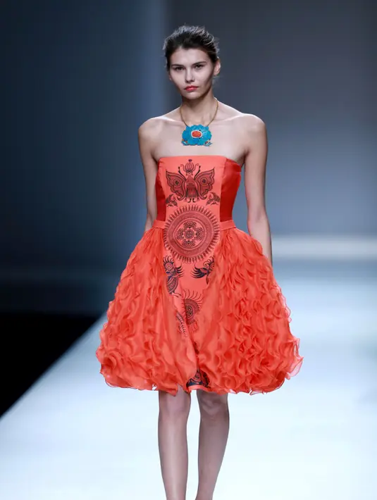 Model mengenakan gaun merah dengan motif seperti batik lasem cina karya desainer Xuefei Sun saat China Fashion Week di Beijing, Tiongkok (30/10). (AFP/STR)