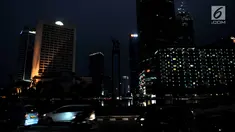 Sejumlah kendaraan melintas dengan kondisi jalan gelap tanpa penerangan akibat listrik padam di kawasan Bundaran HI, Jakarta, Minggu (4/8/2019). Pemadaman listrik serentak yang terjadi sejak Minggu siang mengubah suasana malam di ibu kota menjadi gelap gulita. (merdeka.com/Iqbal S. Nugroho)