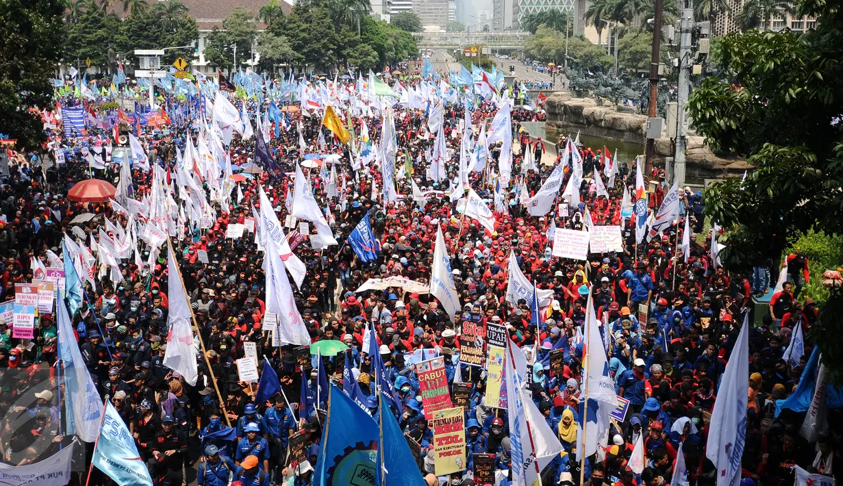Massa buruh memadati sebagian ruas Jalan Medan Merdeka Barat saat perayaan hari Buruh Internasional di Kawasan Patung Patung Arjuna Wiwaha, Jakarta, Senin (5/1). Ribuan massa buruh ikut dalam perayaan MayDay 2017. (Liputan6.com/Helmi Fithriansyah)