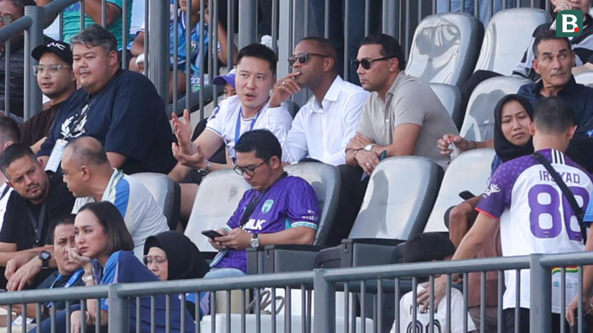 Foto: Diskusi Seru Lord Athur Irawan Bersama Patrick Kluivert Saat Menyaksikan Laga Persita vs Persik di BRI Liga 1