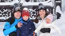 Senyum Pangeran William dan Kate Middleton berpose dengan Pangeran George dan Putri Charlotte saat liburan main ski di Pegunungan Alpen Prancis, 3 Maret 2016. Liburan ini menjadi momen pertama George dan Charlotte bermain salju. (REUTERS/John Stillwell)