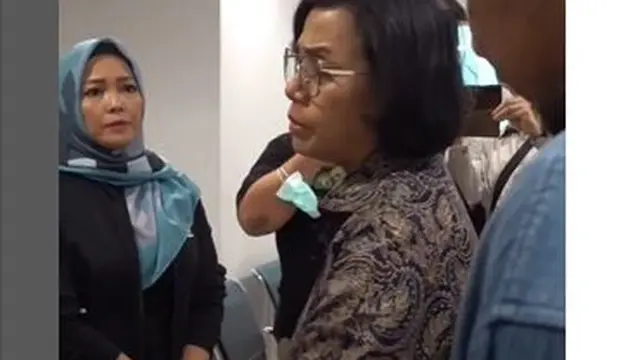 Menteri Keuangan (Menkeu) Sri Mulyani menyempatkan diri menjenguk David Latumahina, korban penganiayaan Mario Dandy Satriyo, anak dari Rafael Alun Trisambodo di RS Mayapada Kuningan, Jakarta Selatan, Sabtu (25/2/2023) pagi.