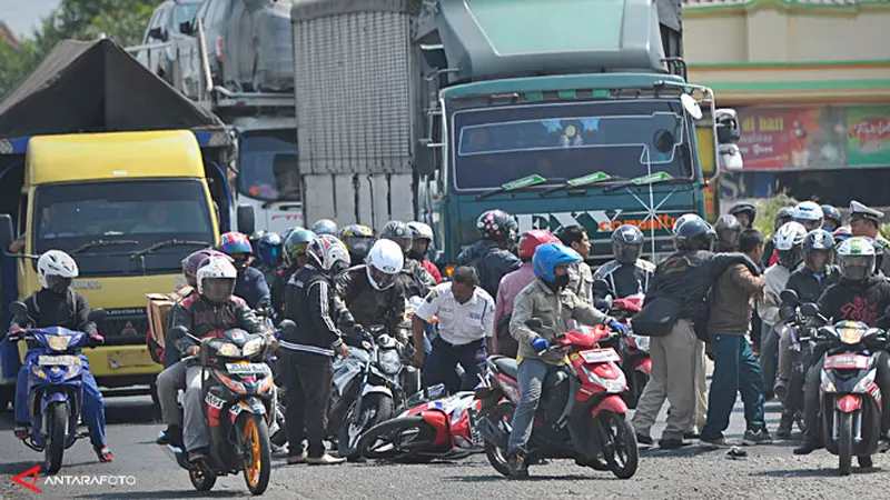 mudik-kecelakaan-130804b.jpg