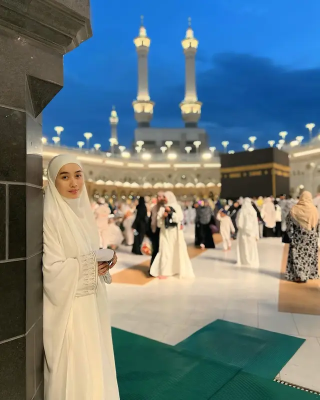 Potret bahagia 7 seleb merayakan Lebaran 2025 di Tanah Suci, Bella Saphira tampil anggun berhijab
