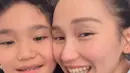 Kedua ibu anak ini pun terlihat dengan wajah natural tanpa makeup. Meski begitu, keduanya tampil dengan wajah glowing. [@ayutingting92]