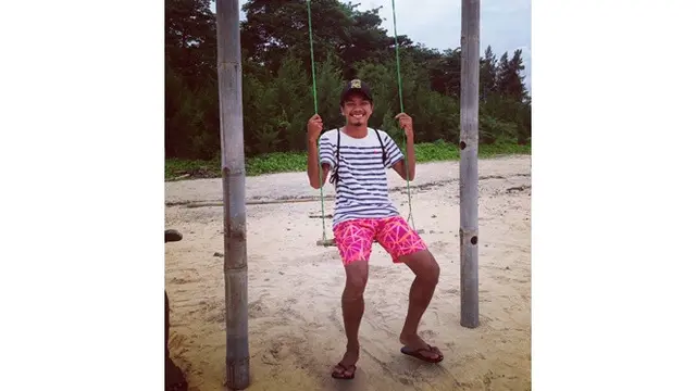 5 Gaya Liburan Gelandang Persebaya Muhammad Hidayat di Pantai, Santai dan Seru