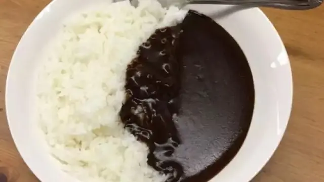 10 Potret Kombinasi Makanan Pakai Cokelat Ini Nyeleneh Banget