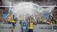 Arsenal sukses mempertahankan Piala FA musim 2014/2015. Anak asuh Arsene Wenger itu berhasil menaklukan Aston Villa 4-0 pada laga final. (AFP/Adrian Dennis)