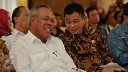 Menhub Ignasius Jonan (kanan) dan Menteri PUPR Basuki Hadimuljono saat Rembug Nasional 1 Tahun Jokowi-JK, Jakarta, Selasa (20/10/2015). Kedaulatan Pangan Pembangunan Energi & Keunggulan Maritim menjadi tema utama.(Liputan6.com/Johan Tallo)