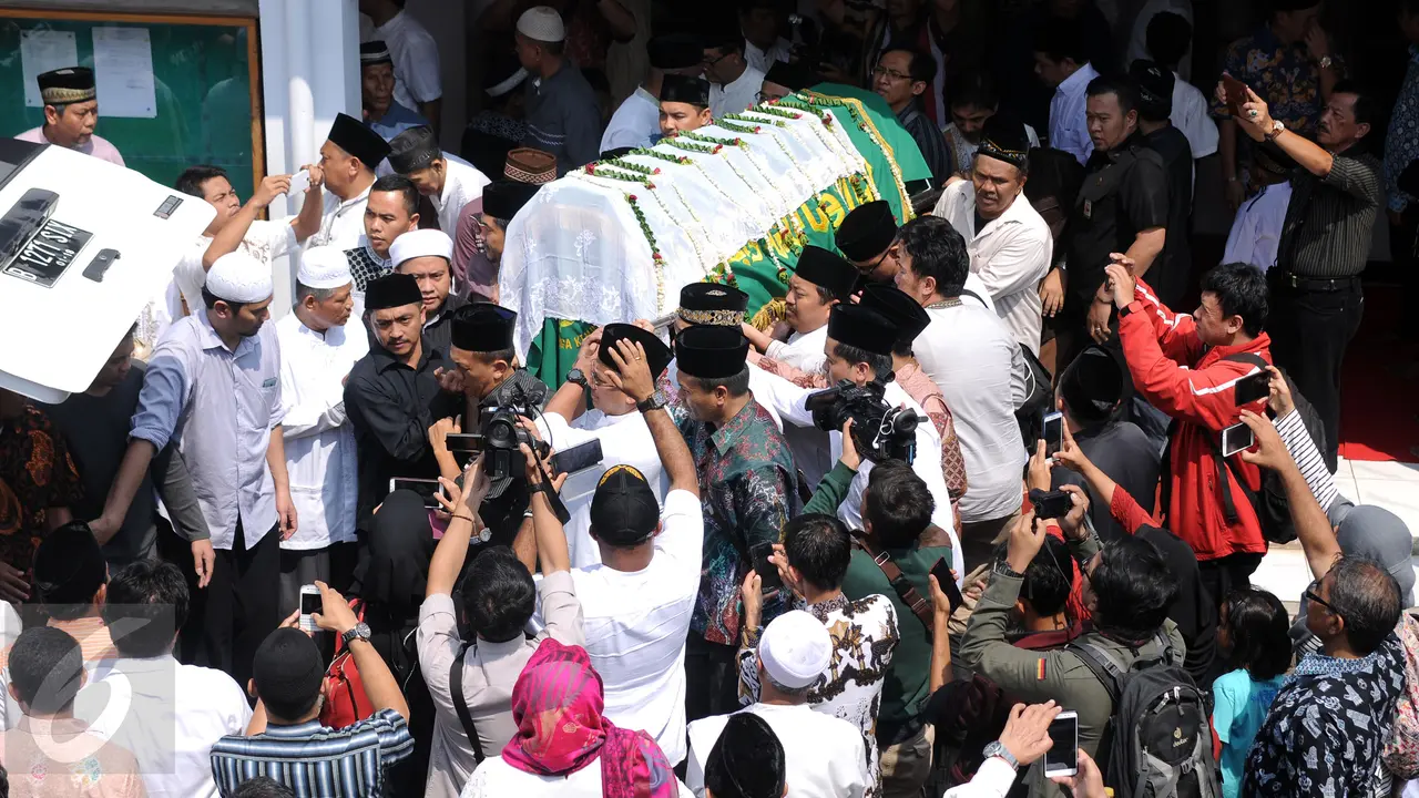 20160708-Ratusan Pelayat Lepas Kepergian Ketua KPU Husni Kamil Manik-Jakarta