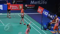 Ganda campuran, Tontowi/Liliyana tertunduk usai dikalahkan Zhang Nan/Zhao Yunlei asal Tiongkok di semifinal BCA Indonesia Open Superseries Premier 2015, Jakarta, Sabtu (6/6/2015).  Tontowi/Liliyana kalah 21-16, 15-21, 18-21. (Liputan6.com/Herman Zakharia)