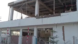 Ruang Tunggu Pelabuhan Maumere Ambruk karena Gempa, Ratusan Warga Berhamburan