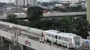 Aktivitas pekerja proyek pengerjaan Light Rail Transit (LRT) di Jalur Section 5A, Kelapa Gading, Jakarta Utara, Rabu (18/4). Uji coba LRT untuk memastikan transportasi tersebut dapat mendukung pagelaran Asian Games 2018. (Merdeka.com/Iqbal Nugroho)