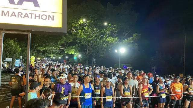 Para pelari Maybank Marathon 2023 nomor half marathon
