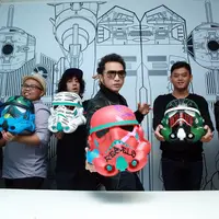 Mewakili Indonesia, salah satu grup band bernama Nidji dipilih untuk mengkampanyekan lomba desain Star Wars Stormtrooper helm di Disney Channel dan Disney XD Asia Tenggara. (Deki Prayoga/Bintang.com)