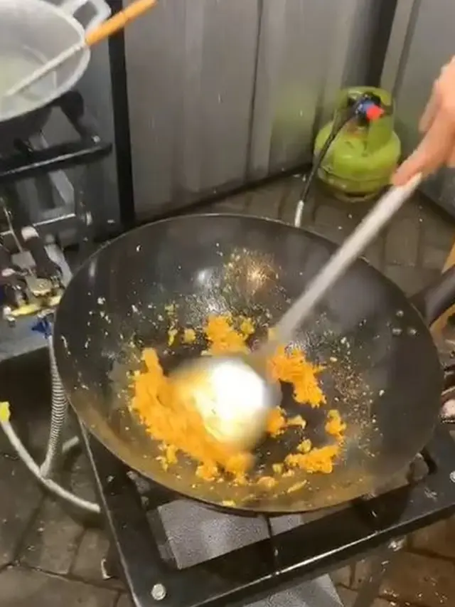 Jadwal Syuting Berkurang, Ini 5 Potret Alessia Cestaro dan Suami Jualan Nasi Goreng