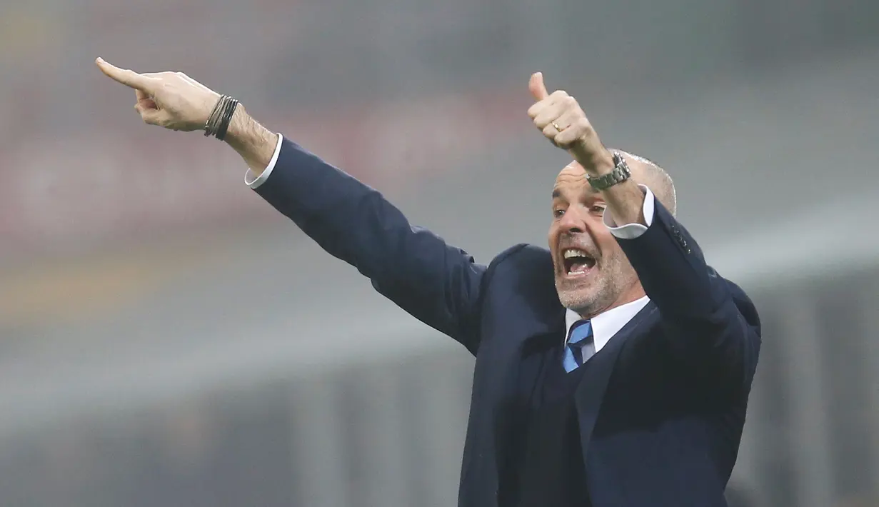 Pelatih Inter Milan, Stefano Pioli mengintruksikan para pemainnya saat berhadapan dengan Lazio pada lanjutan liga Italia Serie A di Stadion San Siro, Milan, (22/12). Inter Menang atas Lazio dengan skor 3-0. (REUTERS/Alessandro Garofalo)