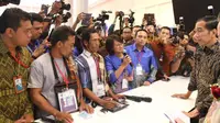 Presiden RI Joko Widodo, Presiden Direktur XL Dian Siswarini (batik biru) sedang berbincang dengan dua nelayan asal Ampenan, Lombok mengenai penggunaan aplikasi digital “mFish” pada ajang “Dari Indonesia Untuk Dunia Exhibition” di Tangerang, Banten.