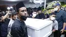 Dua jenazah tersebut sudah berada di dalam peti berwarna putih. Satu per satu peti dibawa ke dalam rumah duka. (KapanLagi.com/Bayu Herdianto)