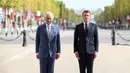 Raja Inggris Charles III (kiri) dan Presiden Prancis Emmanuel Macron menghadiri upacara peletakan karangan bunga resmi di Arc de Triomphe, Paris pada tanggal 20 September 2023. (Chris Jackson/POOL/AFP)