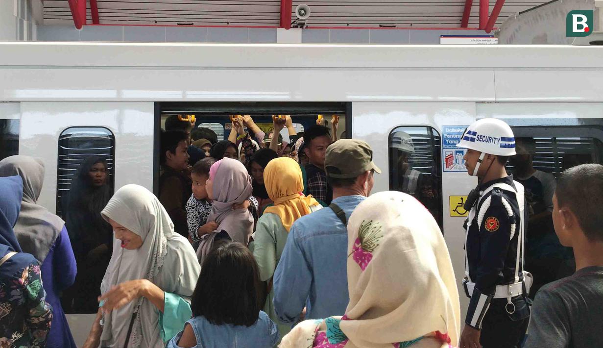 Para penumpang bersiap menaiki kereta di Stasiun LRT Palembang, Sumatra Selatan, Minggu (5/7/2018). LRT ini akan menjadi salah satu solusi transportasi saat Asian Games mendatang. (Bola.com/Reza Bachtiar)