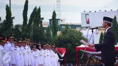 Gubernur Provinsi Jawa Tengah, Ganjar Pranowo (kanan) membacakan sumpah jabatan saat Pelantikan Bupati beserta wakil dan Walikota beserta wakil di Semarang , Rabu (17/2). Ada sebanyak 17 pasangan kepala daerah dilantik oleh Gubernur Jateng. (Gholib)
