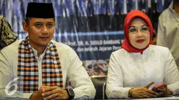 Agus Harimurti Yudhoyono (kiri) dan Sylviana Murni saat menggelar konferensi pers di kantor DPP Partai Demokrat, Menteng, Jakarta, Jumat (23/9). Mereka akan mendaftar ke KPU DKI sebagai Cagub dan Cawagub DKI Jakarta. (Liputan6.com/Faizal Fanani)