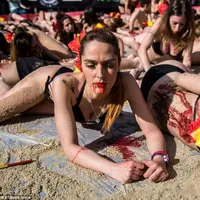 Kenakan darah palsu dan pakaian dalam, aktivitis turun ke jalan. (Shutterstock)