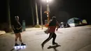 Seorang perempuan bermain sepatu roda di sepanjang trotoar Venice Beach di Venice, California, Kamis (3/9/2020). Menurut data Google, pencarian terkait sepatu roda dari Maret hingga Mei di Amerika Serikat meningkat hampir empat kali lipat. (Mario Tama/Getty Images/AFP)