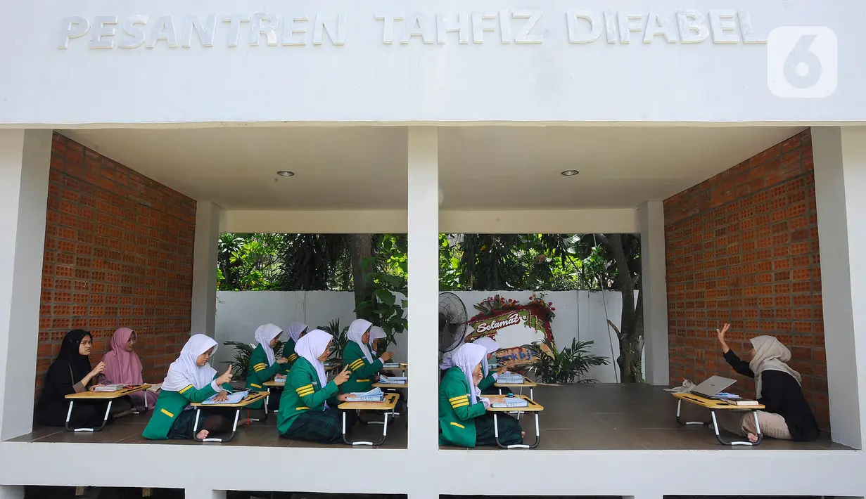 Santriwati penyandang tuna rungu menghafal Al-Qur'an di Pesantren Tahfiz Difabel di Jalan Manunggal Jaya, Lebak Bulus, Jakarta Selatan, Senin (24/10/2022). Pondok Pesantren yang merupakan salah satu program untuk disabilitas dan diinisiasi oleh Baznas (Bazis) Provinsi DKI Jakarta diperuntukkan untuk tuna rungu secara gratis dan baru berjalan 3 bulan saat ini menampung 9 santriwati. (merdeka.com/Arie Basuki)