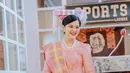 Kahiyang Ayu mengenakan kebaya pink brokat panjang, ia pun memadukannya dengan kain warna serasi serta kalung mutiaranya. [@ayanggkahiyang]