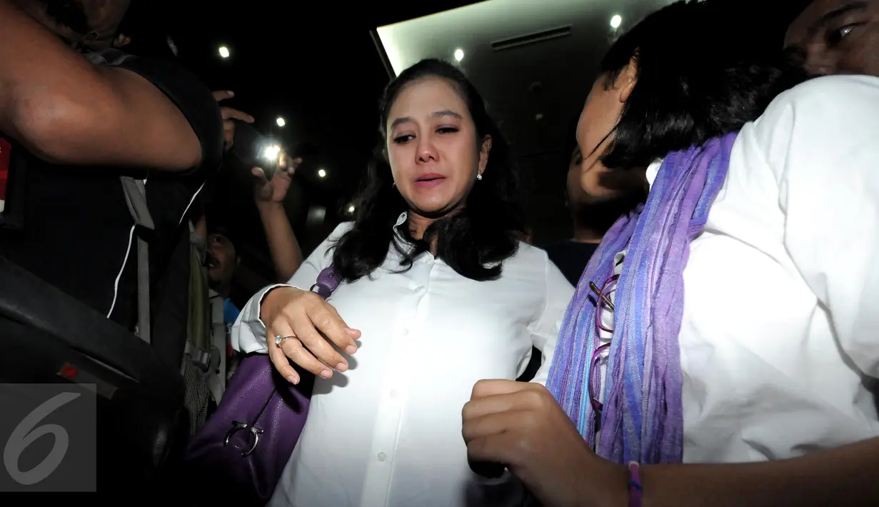 Mantan Anggota Komisi V DPR F-PDIP Damayanti Wisnu Putranti‎ berjalan meninggalkan ruang sidang Pengadilan Tipikor, Jakarta, Senin (26/9). Damayanti dijatuhi hukuman penjara 4 tahun dan 6 bulan oleh Majelis Hakim. (Liputan6.com/Helmi Afandi)