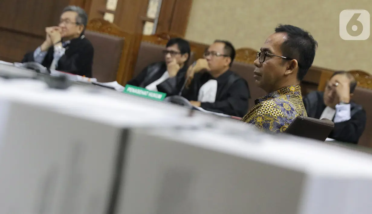 Terdakwa kasus dugaan korupsi terkait pengadaan alat kesehatan di Pemprov Banten dan Pemkot Tangerang Selatan serta Tindak Pidana Pencucian Uang, Tubagus Chaeri Wardana saat menjalani sidang pembacaan dakwaan di Pengadilan Tipikor, Jakarta, Kamis (31/10/2019). (Liputan6.com/Helmi Fithriansyah)