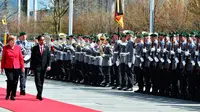 Presiden Jokowi dan Kanselir Jerman Angela Merkel berjalan melewati karpet merah memeriksa jajaran kehormatan. (Foto: Laily Rachev/Setpres RI)