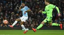 Aksi Raheem Sterling pada leg kedua, babak 16 besar Liga Champions yang berlangsung di Stadion Etihad, Manchester, Rabu (13/3). Man City menang 7-0 atas Schalke. (AFP/Oli Scarff)