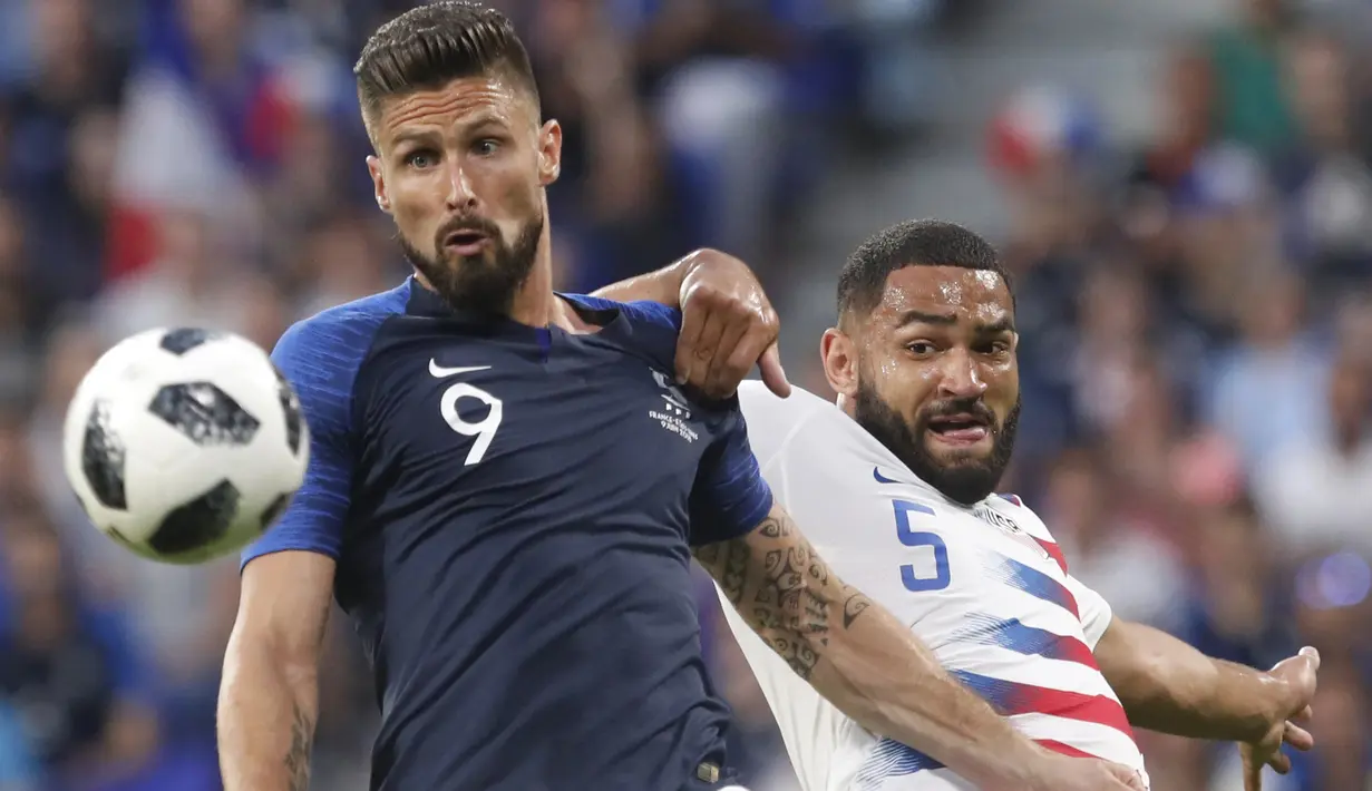 Pemain Prancis, Olivier Giroud (kiri) berebut bola dengan pemain Amerika Serikat, Cameron Carter-Vickers pada laga uji coba di Groupama stadium, Decines, Lyon (9/6/2018). Prancis dan Amerika bermain imbang 1-1. (AP/Laurent Cipriani)