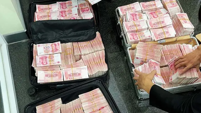 Kesal Ditegur, Orang Ini Langsung Tarik Uang Rp 11 Miliar dan Minta Hitung Manual