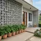 6 Ide Halaman Rumah dengan Roster Beton dan Philodendron untuk Tampilan Tropis Modern