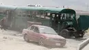 Kondisi bus dan mobil yang terkena serangan bom bunuh diri di pinggiran barat Kabul, Afghanistan, Kamis (30/6). Sebanyak 27 orang dikabarkan tewas dalam peristiwa naas tersebut. (REUTERS/ Omar Sobhani)