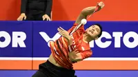 Ekspresi tunggal putra Indonesia, Jonatan Christie, saat berhasil mengembalikan pukulan dari wakil Jepang, Kenta Nishimoto, dalam pertandingan final Hong Kong Open 2023 yang berlangsung di Hong Kong Coliseum, Minggu (17/9/2023) sore WIB. Pada gim kedua Jojo berhasil membalikkan keadaan dan menang atas Kenta Nishimoto dengan skor 22-20. (AFP/Peter Parks)