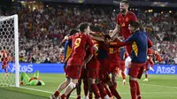 Timnas Spanyol berhasil meraih trofi juara UEFA Nations League 2022/2023, setelah sukses mengalahkan Kroasia lewat adu penalti dengan skor 5-4 dalam duel yang berlangsung di Stadion Feijenoord, Rotterdam, Senin (19/6/2023) dini hari WIB. Penentuan pemenang dilakukan lewat adu penalti, karena kedua tim bermain 0-0 selama 120 menit. (AFP/John Thys)