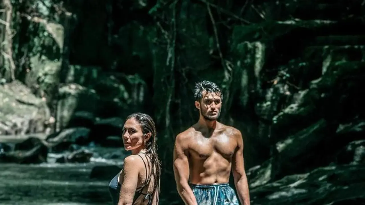 Gaya Liburan Wulan Guritno di Bali, Tampil dengan Bralette hingga V-neck Dress