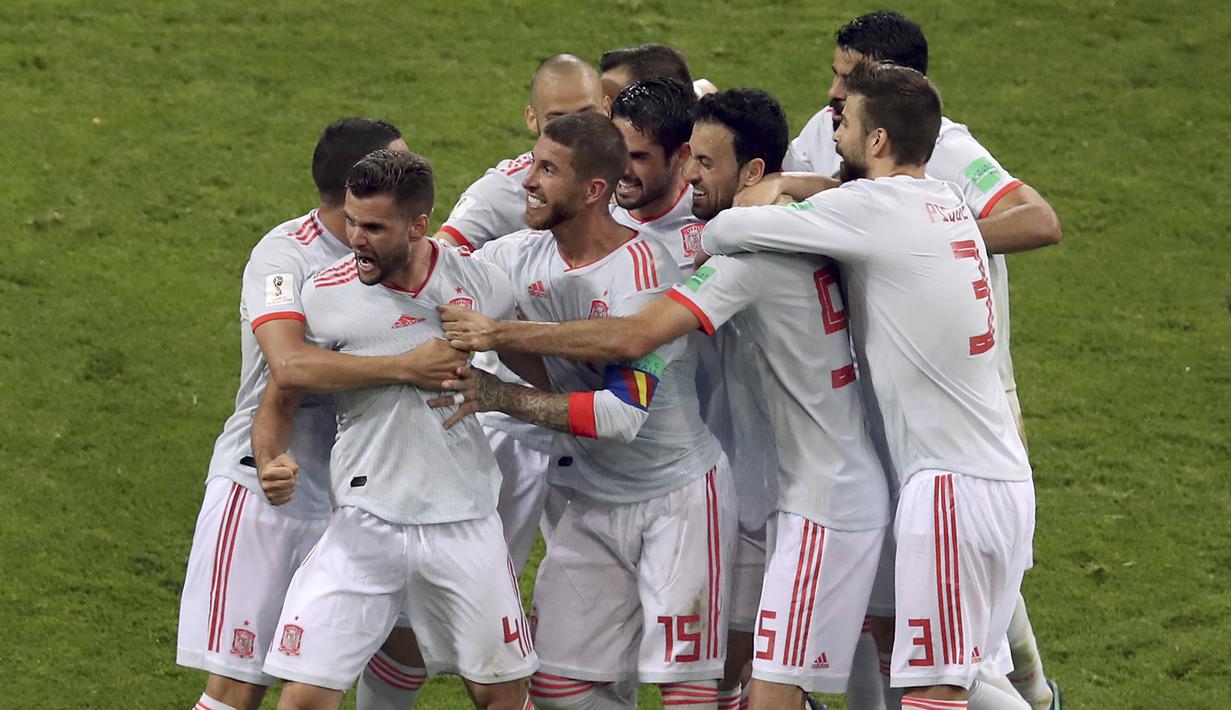 Para pemain Spanyol merayakan gol yang dicetak Nacho ke gawang Portugal pada laga Grup B Piala Dunia di Stadion Fisht, Sochi, Jumat (15/6/2018). Kedua negara bermain imbang 3-3. (AP/Thanassis Stavrakis)