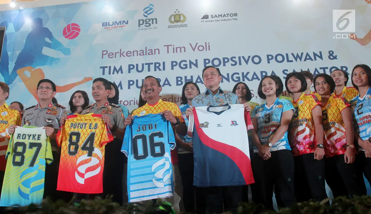 Irwasum Komjen Putut Eko (kedua kanan) bersama Irjen Royke Lumowa (kedua kiri), Dirut PGN Jobi Triananda (kanan), dan CEO Samator Arief Harsono (kiri) luncurkan PGN Popsivo Polwan dan Bhayangkara Samator, Jakarta, Selasa (16/1). (Liputan6.com/Pool/Hardi)